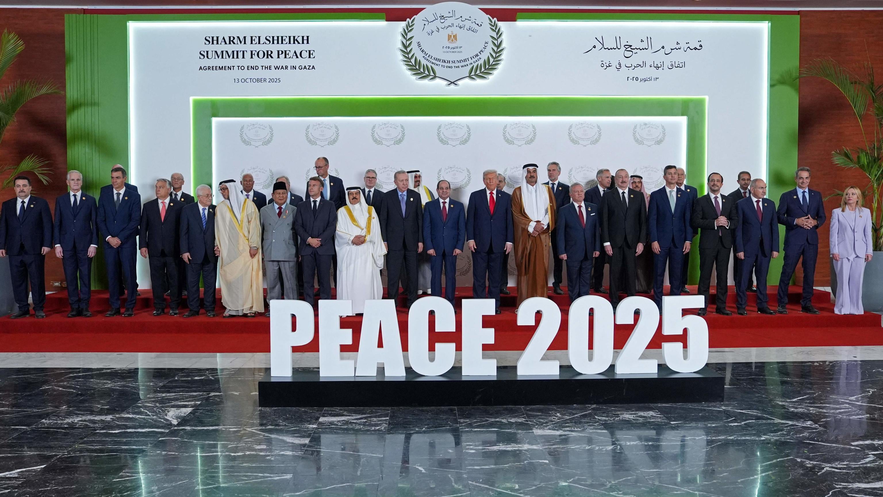Firmato l'accordo di pace a Sharm, Trump: "Inizia la fase 2". Al tavolo anche Meloni, unica leader donna. Scintille Israele-Hamas