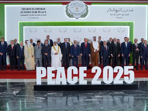Firmato l'accordo di pace a Sharm, Trump: "Inizia la fase 2". Al tavolo anche Meloni, unica leader donna. Scintille Israele-Hamas