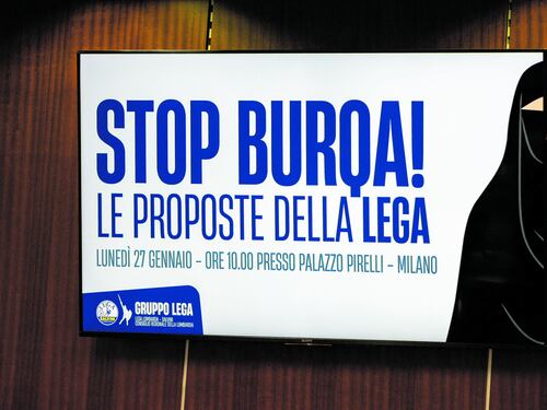 Battaglia della Lega. "Burqa e velo vietati anche nelle scuole"