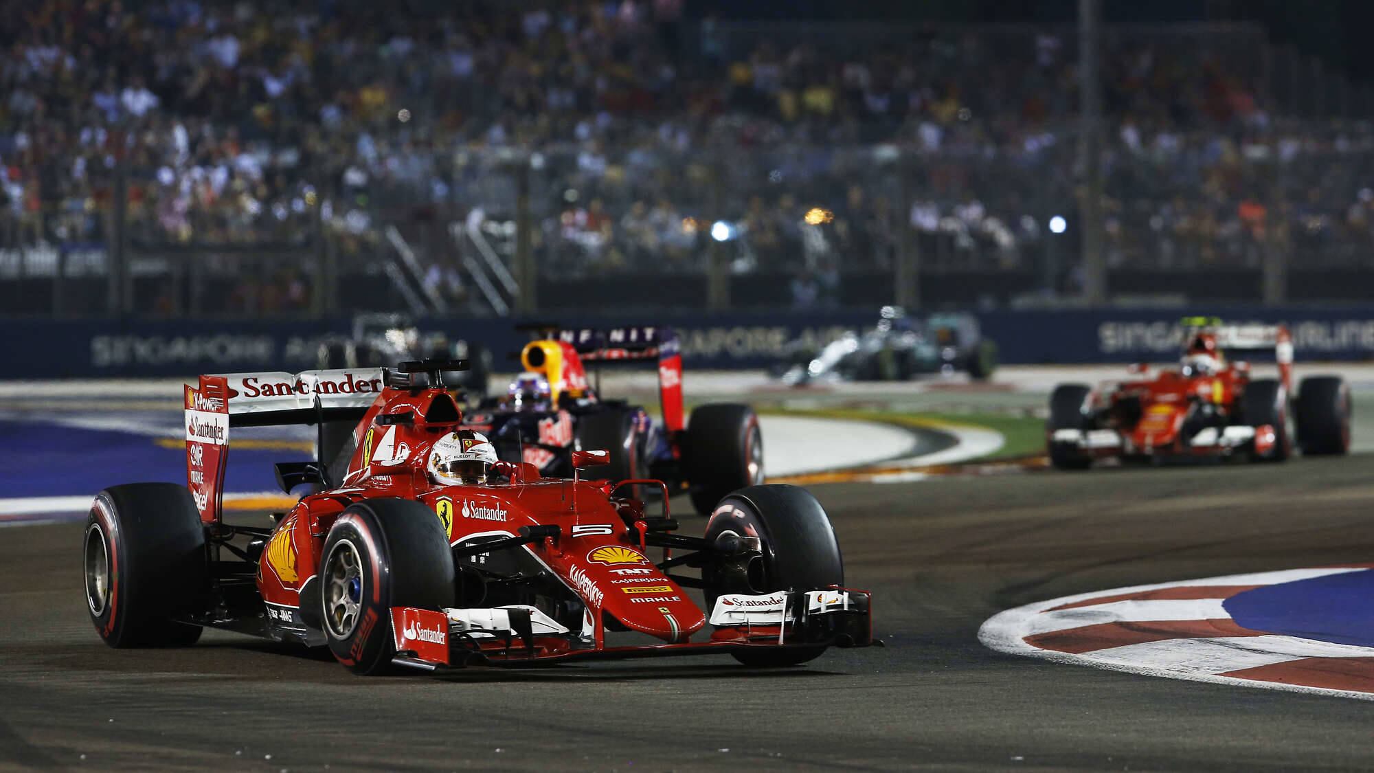 La Ferrari in retromarcia col peggior Vettel in Rosso
