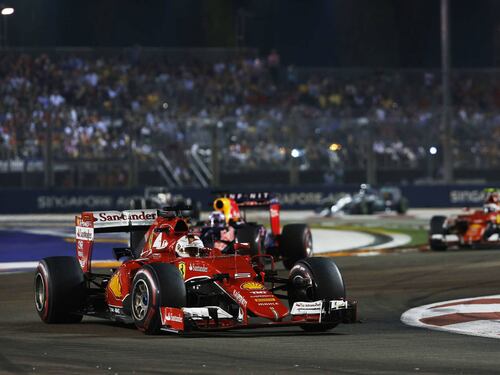 La Ferrari in retromarcia col peggior Vettel in Rosso
