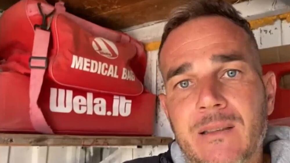 Bagnino multato dopo aver salvato una donna. La famiglia: "Pagheremo noi la sanzione"