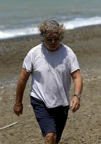 Grillo in riva al mare con una corona di spine 2
