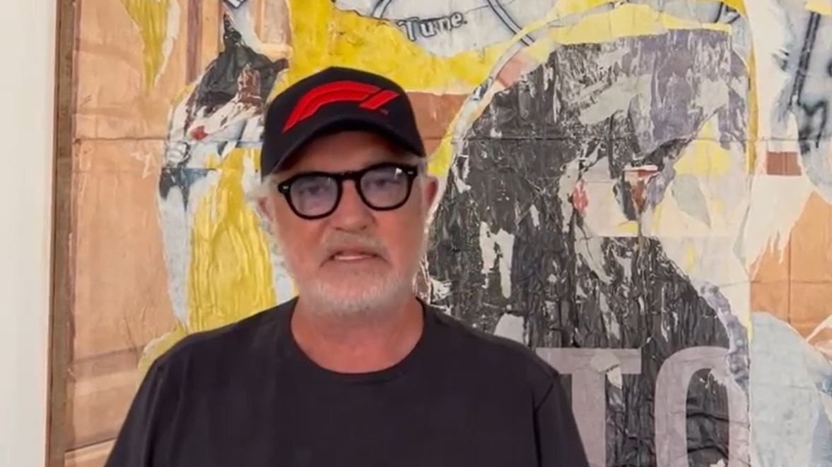 "Roba da terzo mondo". Non c'è acqua, Briatore costretto a chiudere la pizzeria