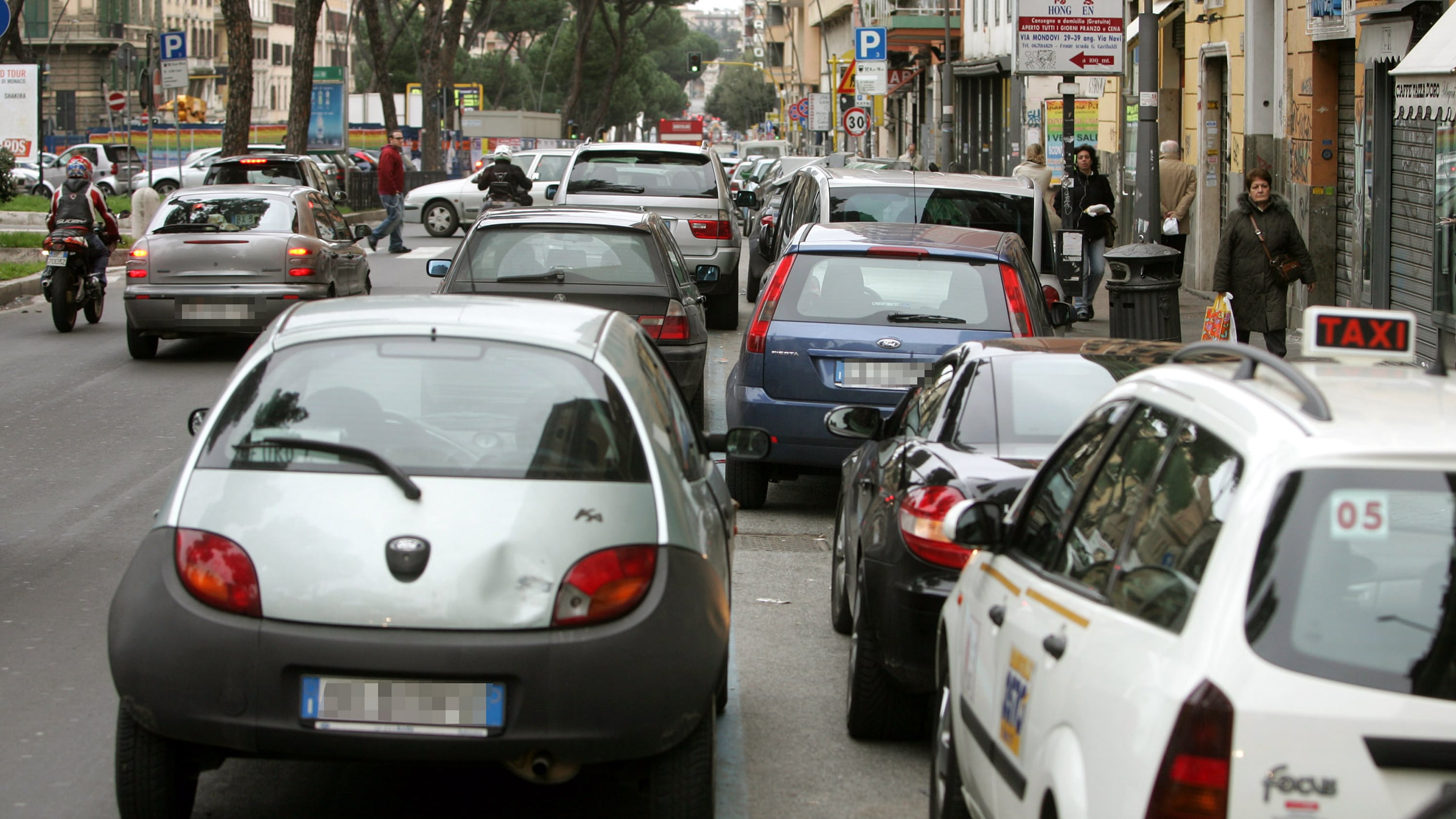 Parcheggio in doppia fila, quando la multa può essere annullata: la differenza che cambia tutto