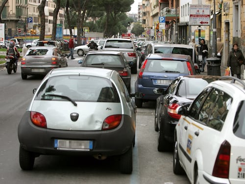 “Sono senza benzina”, e scatta la truffa dell’anello d’oro. Come funziona e i segnali per riconoscerla
