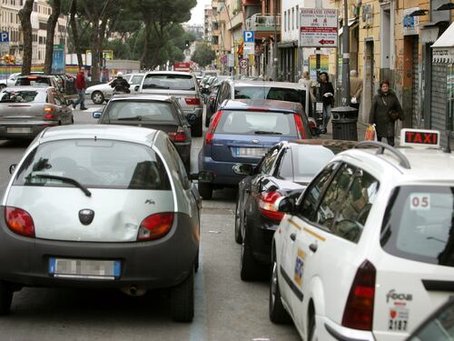 Parcheggio in doppia fila, quando la multa può essere annullata: la differenza che cambia tutto