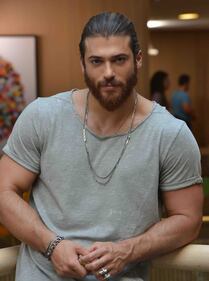 Cam Yaman: l'attore turco che fa battere i cuori delle italiane 5