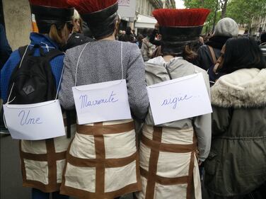 Parigi, la sinistra radicale in piazza per il primo corteo anti-Macron 6