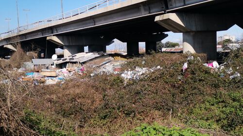 Studenti intossicati dai roghi di rifiuti, una discarica vicino alla scuola 2