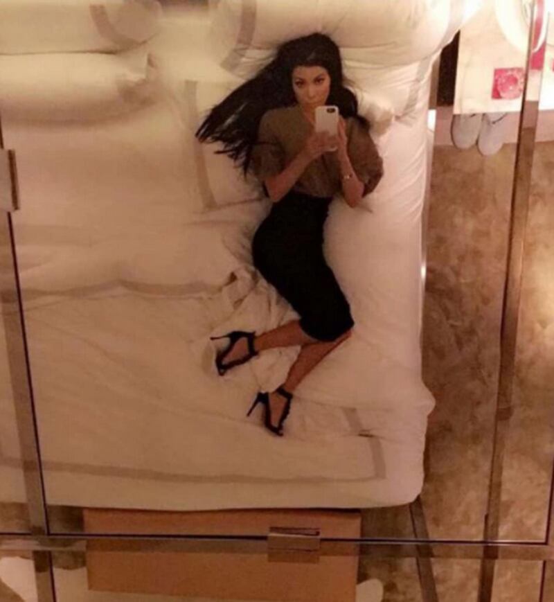 Kourtney Kardashian lancia la moda del selfie dall'alto 10