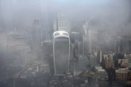 La famigerata nebbia di Londra ricopre la parte orientale della città 5