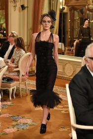 Lily-Rose Depp, topless bollente per la tintarella 15