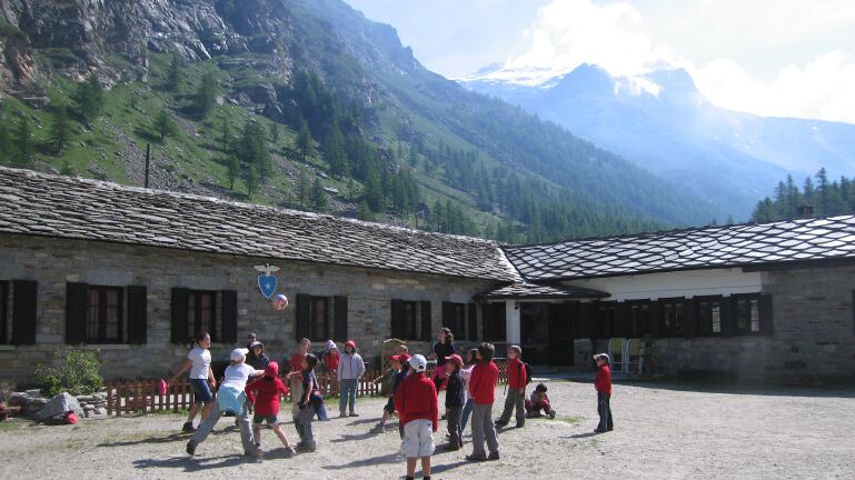 In Francia spopolano i campi estivi per musulmani e vietati ai bianchi