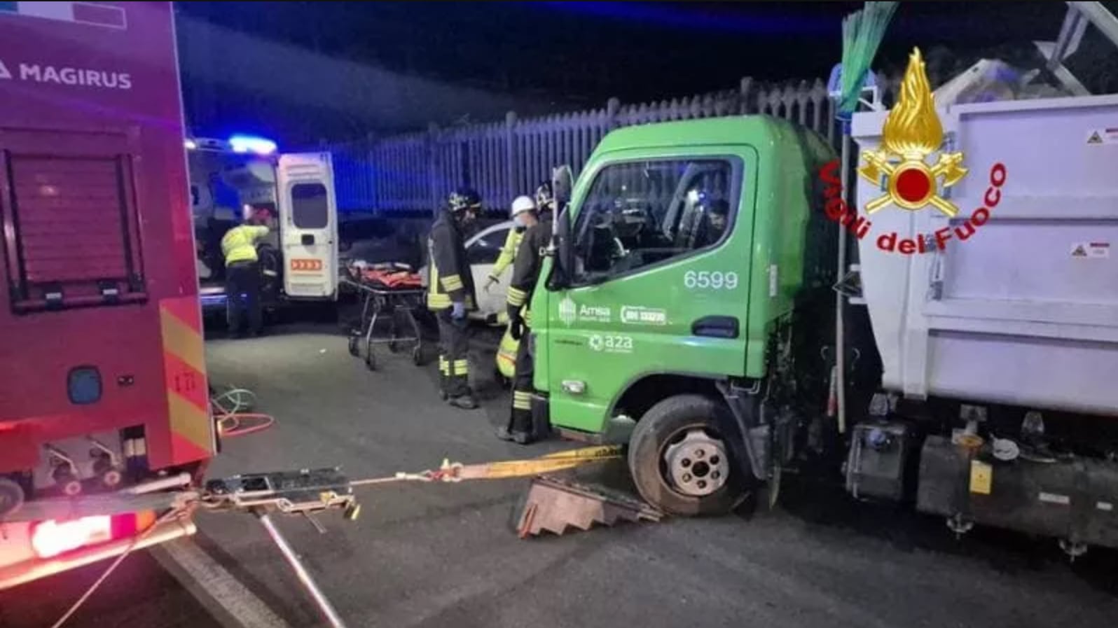 Incidente sul lavoro a Milano, operaio Amsa muore schiacciato tra due mezzi
