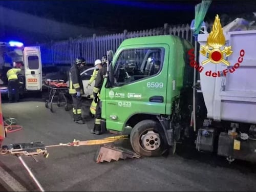 Incidente sul lavoro a Milano, operaio Amsa muore schiacciato tra due mezzi