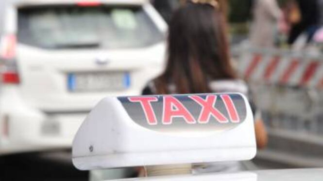 Rapina un tassista ma lascia il documento in auto