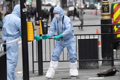 Arrestato uomo armato di coltelli vicino a Westminster 8