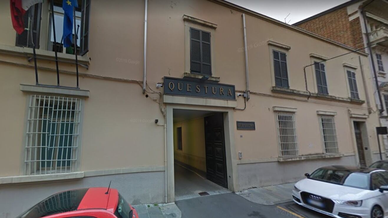 Parma, ghanese armato di ombrello aggredisce donna al supermercato