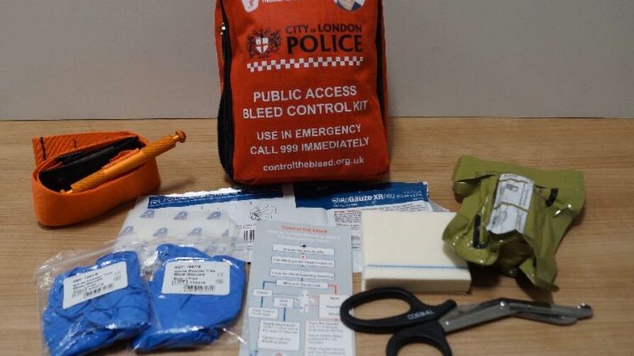 Londra, troppi accoltellamenti: kit anti dissanguamento distribuiti nei locali