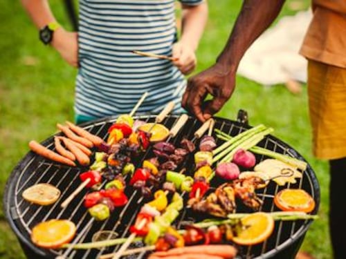 Sì frutta, no fritti e niente alcol. Come sopravvivere al pranzo più caldo