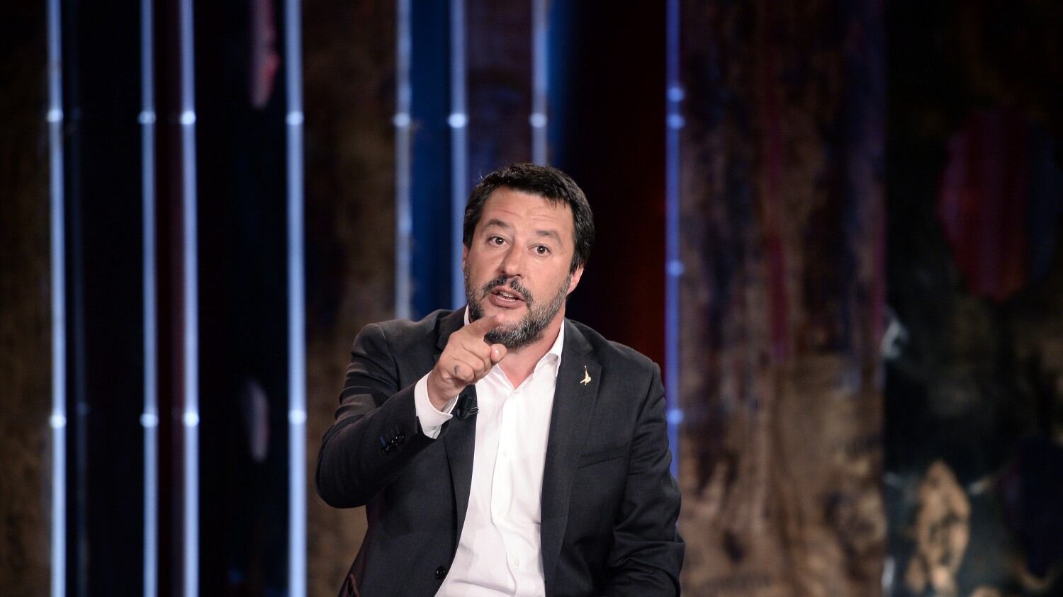 Salvini rivuole i grembiuli a scuola: "Lo faceva anche il Duce? Servono ordine e disciplina"