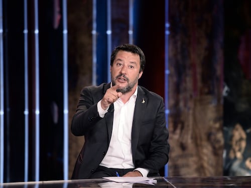 Salvini rivuole i grembiuli a scuola: "Lo faceva anche il Duce? Servono ordine e disciplina"