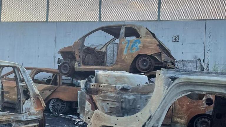 Allarme racket e degrado 22 carcasse di auto accanto all'Ortomercato