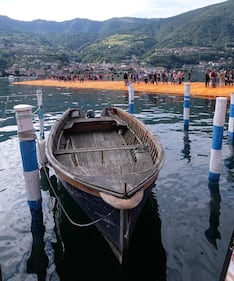 La passerella dorata di Christo che fa camminare sulle acque 8