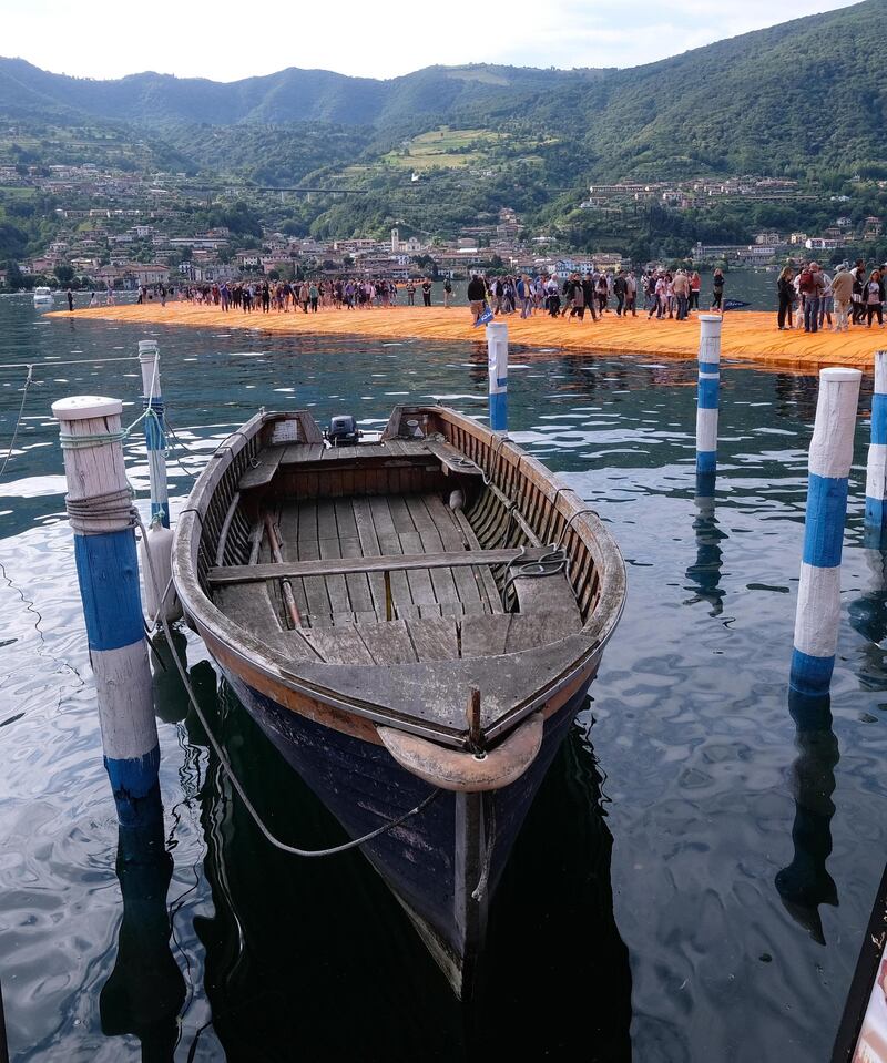 La passerella dorata di Christo che fa camminare sulle acque 8
