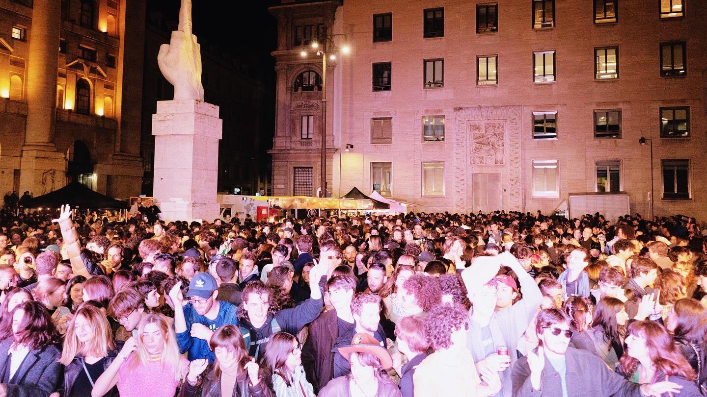 Piazza Affari e 5 vie: il Comune si ravvede sulla movida molesta