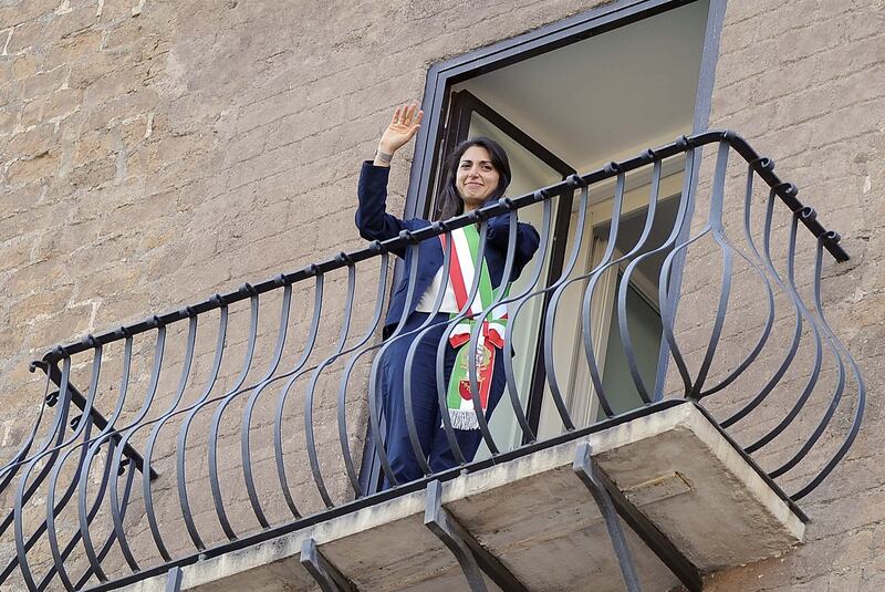 La Raggi si affaccia dal balcone del Campidoglio e si commuove 9