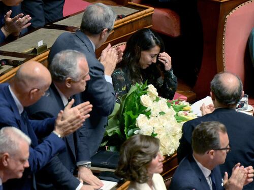 I fiori sul suo seggio e le lacrime in Aula. "Piangiamo Silvio grande uomo di pace"
