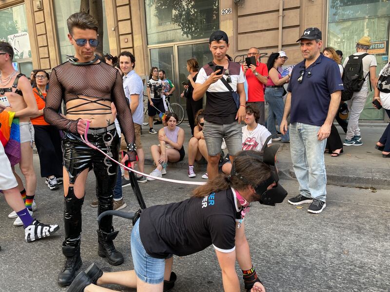 Uomini vestiti da cani, utero in affitto e maternità surrogata. Ecco il Gay Pride di Palermo 16