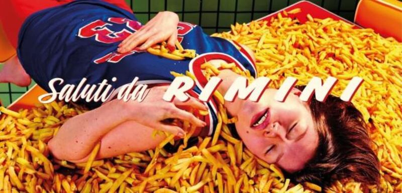 Cattelan fa ancora discutere: a Rimini spuntano cartoline giganti