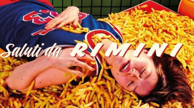 Cattelan fa ancora discutere: a Rimini spuntano cartoline giganti
