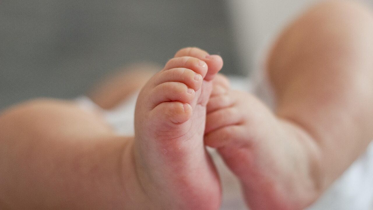 Trasmettono Hiv alla figlia e non la curano: indagati