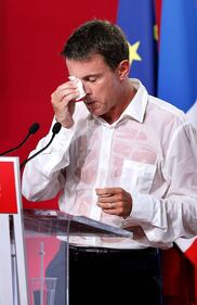 Manuel Valls e la camicia fradicia di sudore 9