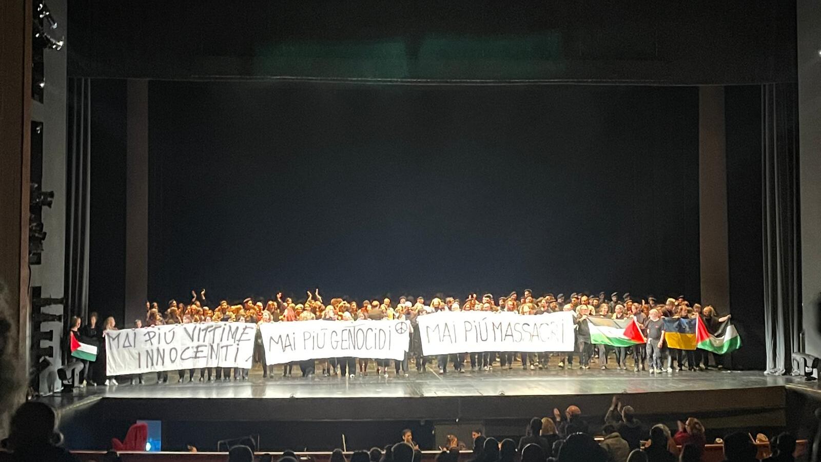 I pro Pal al Maggio Fiorentino. Striscioni sul palco: "Mai più genocidi"