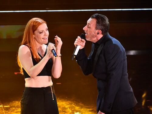 Problemi tecnici per Neffa e Noemi. Il web si scatena: "Canta col fuso orario di Mosca"