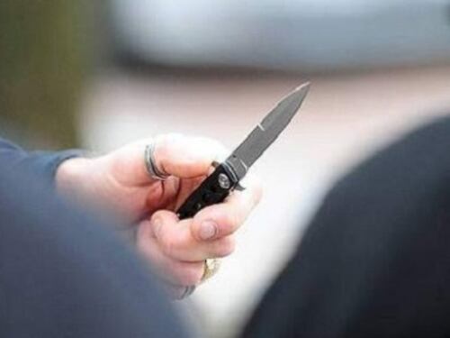 Colto da un raptus, 19enne pesta e accoltella sei volte un anziano