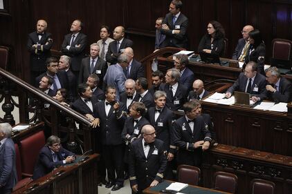 Bagarre alla Camera: dal M5S proteste, insulti e sfottò 4