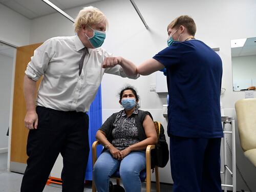 Londra, fine del "liberi tutti": scatta il piano B. Mascherine, telelavoro e arriva il green pass