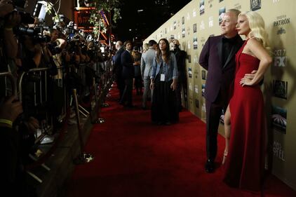 Lady Gaga, spacco mozzafiato e baci al fidanzato sul red carpet 45