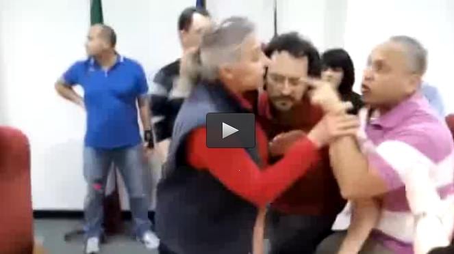 La presidente lo zittisce e lui cerca di aggredirla