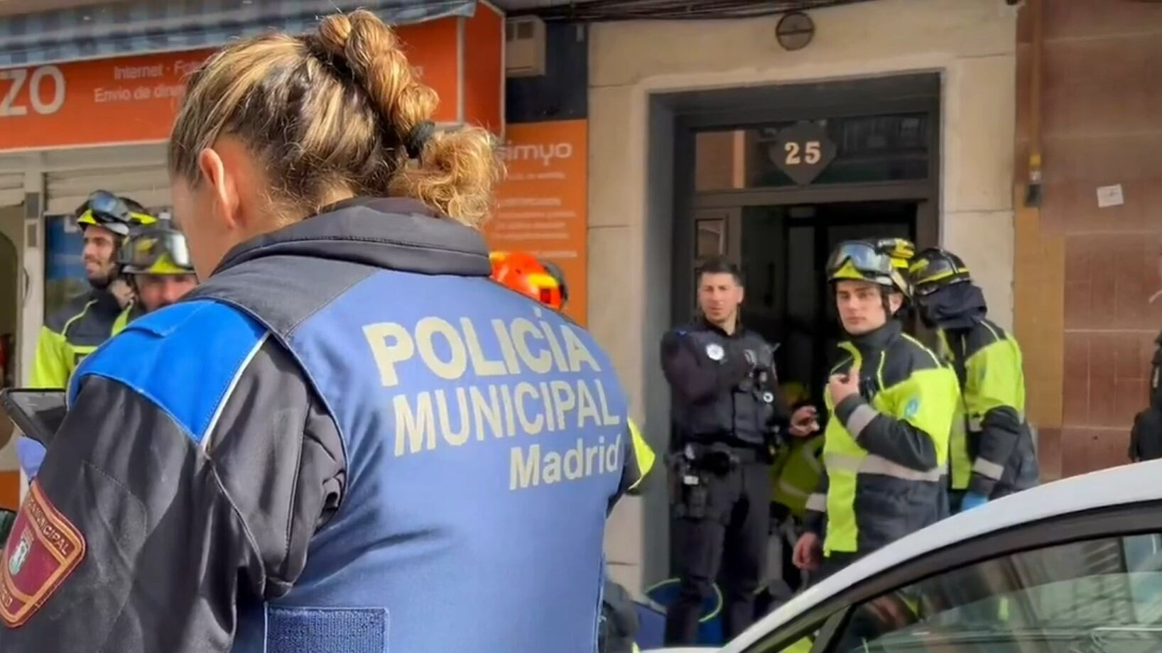 Spinge la moglie nella tromba dell'ascensore. Ma a morire è lui