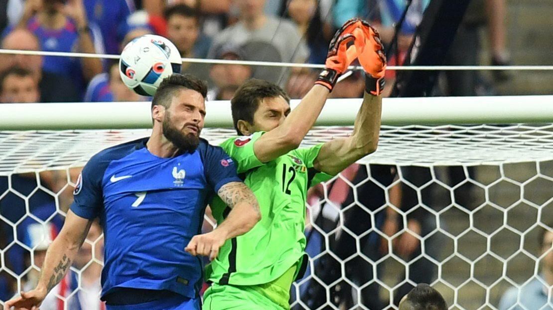 Aiutino e prodigio Payet. La Francia soffre, ma c'è