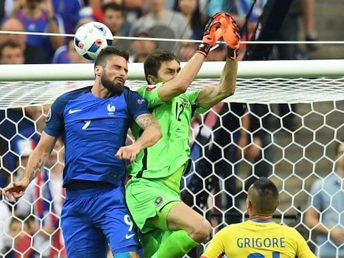 Aiutino e prodigio Payet. La Francia soffre, ma c'è