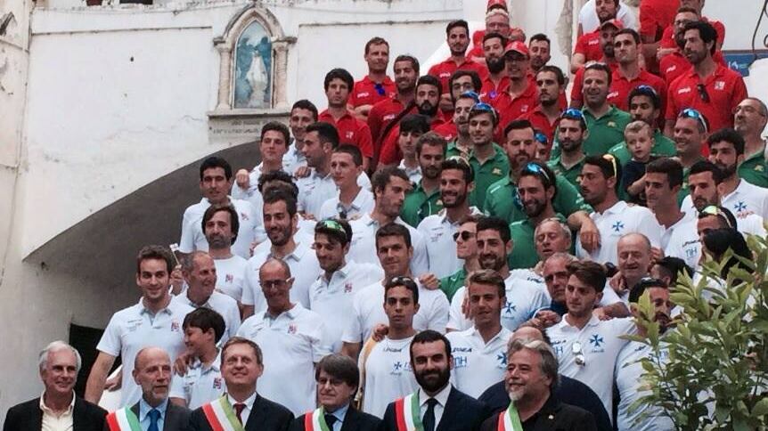 Il consigliere Giusto insulta il Tricolore: "Mi dà l'orticaria"
