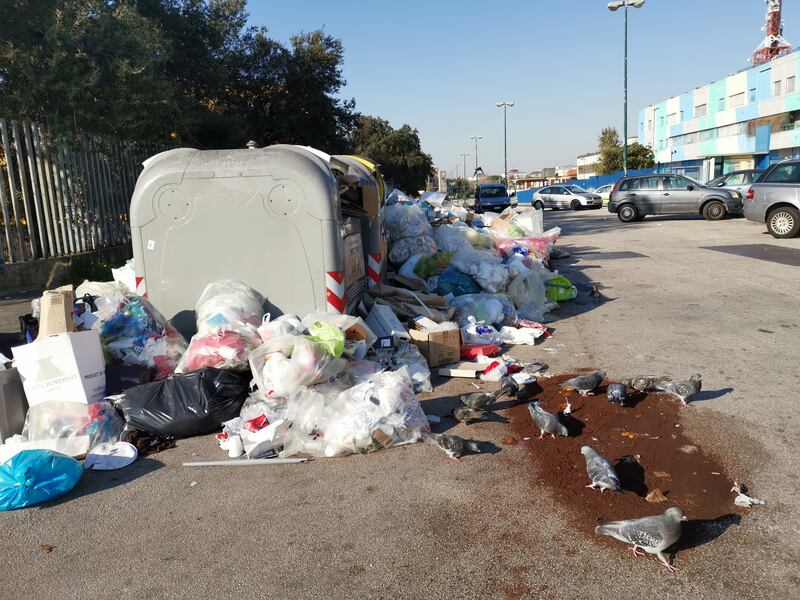 Napoli, le discariche di rifiuti davanti alle scuole 4